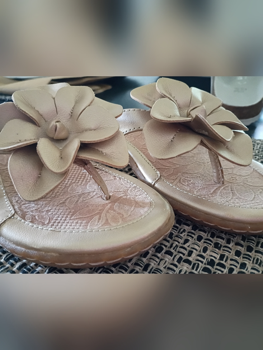 BORN B.O.C. NWOT Gold Leather Sandals - Picture 2 of 6
